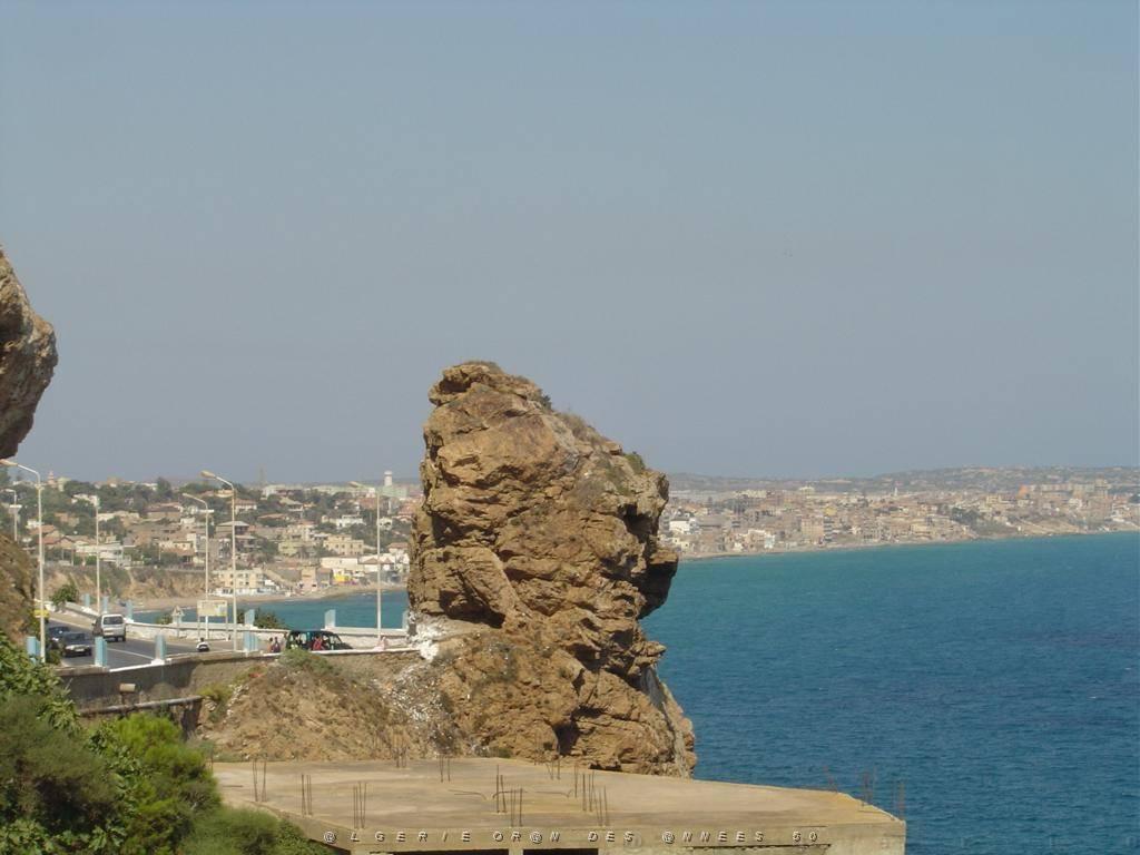 171-ORAN-Juin06-le rocher de la VIEILLE- sur la corniche, vers les plages.jpg